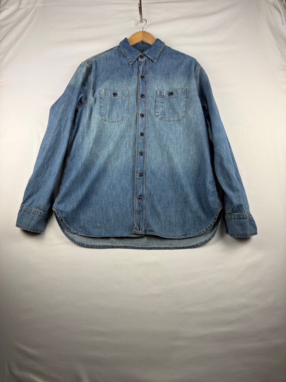 Gap Classic Fit Denim Button Down Shirt Men’s Large 100% Cotton